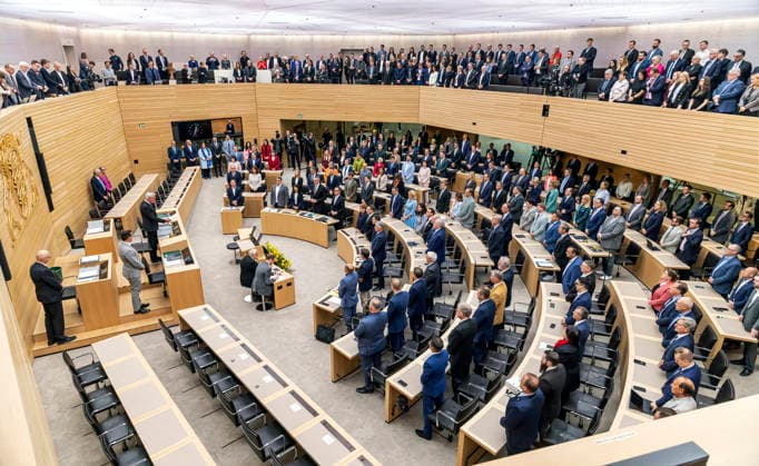 Cem Özdemir ist neuer Ministerpräsident des Landes Baden-Württemberg. Am 13. Mai wurde der Politiker der Partei Die Grünen im Landtag vereidigt. Kurz vor der Vereidiung des neuen Landesschefs. Die Regierungsbank ist noch leer. 13.05.2026, Stuttgart, Baden-Württemberg, Deutschland