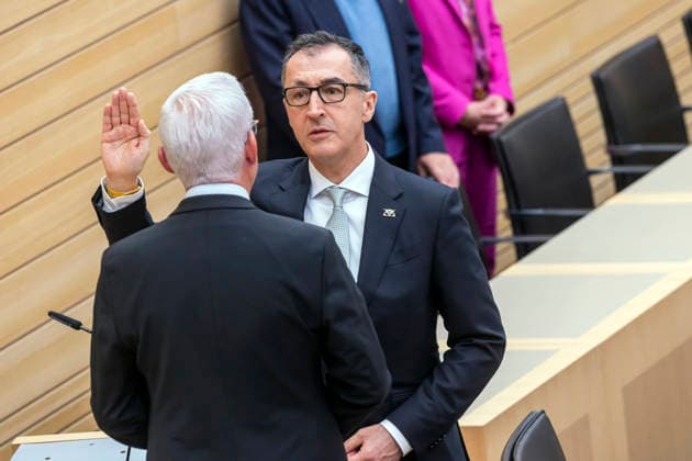 Cem Özdemir ist neuer Ministerpräsident des Landes Baden-Württemberg. Am 13. Mai wurde der Politiker der Partei Die Grünen im Landtag vereidigt. Hier beim feierlichen Schwur zusammen mit Thomas Strobl, CDU, Landtagspräsident. 13.05.2026, Stuttgart, Baden-Württemberg, Deutschland