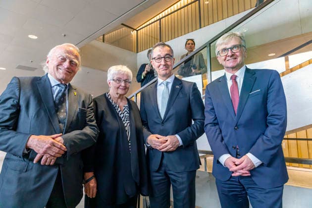 Cem Özdemir ist neuer Ministerpräsident des Landes Baden-Württemberg. Am 13. Mai wurde der Politiker der Partei Die Grünen im Landtag vereidigt. Zu den Besuchern im Landtag und zu den Gratulanten zählte auch eine Abordnung aus Bad Urach, der Heimatgemeide des Politikers. Links der frühere Bundeswirtschaftsminister Helmut Haussmann, rechts der Bürgermeister von Bad Urach, Elmar Rebmann. 13.05.2026, Stuttgart, Baden-Württemberg, Deutschland