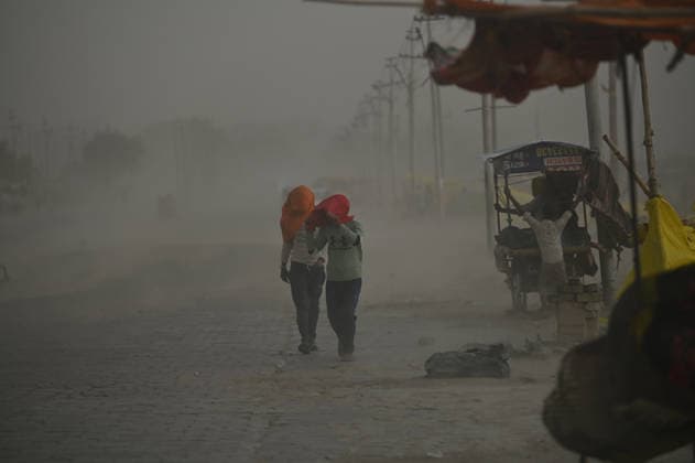 May 13, 2026, Prayagraj, Uttar Pradesh, India: Prayagraj: People during heavy dust storm, in Prayagraj on Wednesday, May 13, 2026. Prayagraj India - ZUMAv115 20260513_zap_v115_017 Copyright: xPrabhatxKumarxVermax