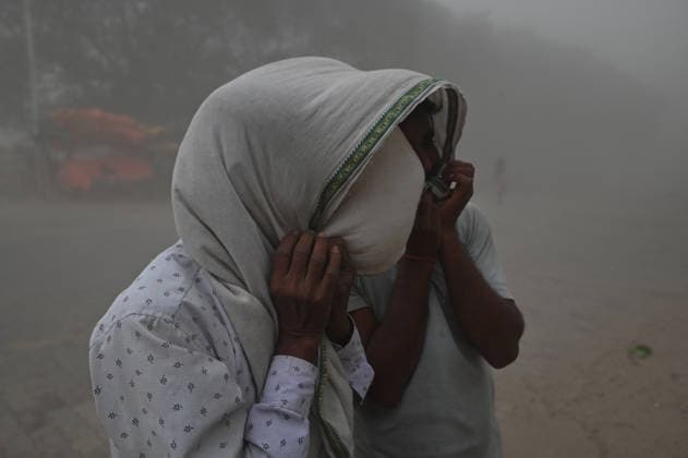 May 13, 2026, Prayagraj, Uttar Pradesh, India: Prayagraj: People during heavy dust storm, in Prayagraj on Wednesday, May 13, 2026. Prayagraj India - ZUMAv115 20260513_zap_v115_018 Copyright: xPrabhatxKumarxVermax