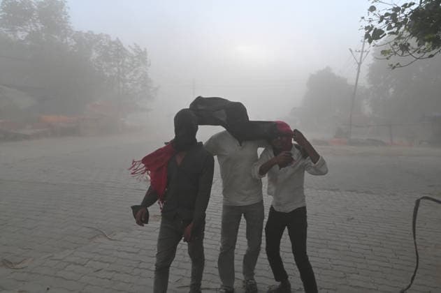 May 13, 2026, Prayagraj, Uttar Pradesh, India: Prayagraj: People during heavy dust storm, in Prayagraj on Wednesday, May 13, 2026. Prayagraj India - ZUMAv115 20260513_zap_v115_024 Copyright: xPrabhatxKumarxVermax