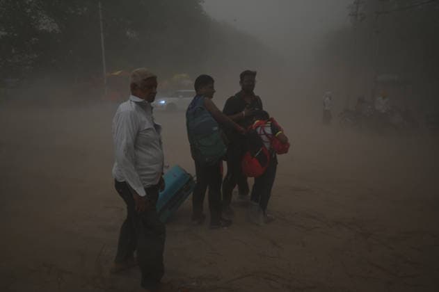 May 13, 2026, Prayagraj, Uttar Pradesh, India: Prayagraj: People during heavy dust storm, in Prayagraj on Wednesday, May 13, 2026. Prayagraj India - ZUMAv115 20260513_zap_v115_026 Copyright: xPrabhatxKumarxVermax