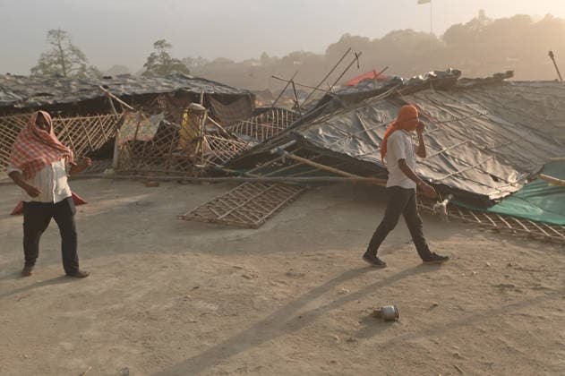 May 13, 2026, Prayagraj, Uttar Pradesh, India: Prayagraj: People during heavy dust storm, in Prayagraj on Wednesday, May 13, 2026. Prayagraj India - ZUMAv115 20260513_zap_v115_028 Copyright: xPrabhatxKumarxVermax