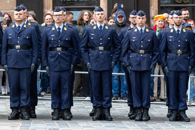 Öffentliches Gelöbnis der Bundeswehr auf dem Sebalder Platz, Nürnberg, 13.05.2026 Rund 120 Rekrutinnen und Rekruten des Luftwaffenausbildungsbataillons Germersheim leisten auf dem Sebalder Platz ihr Feierliches Gelöbnis (Freiwillig Wehrdienstleistende) bzw. ihren Diensteid (Zeitsoldaten). Oberbürgermeister Marcus König hält die Gelöbnisrede vor zahlreichen zivilen und militärischen Gästen. Nürnberg Altstadt - Saint Sebald Bayern Deutschland 20260513-1V9A8101-M4000