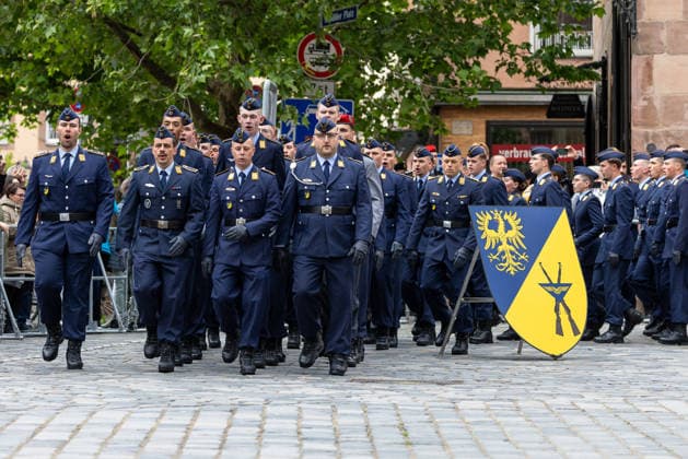 Öffentliches Gelöbnis der Bundeswehr auf dem Sebalder Platz, Nürnberg, 13.05.2026 Soldatinnen und Soldaten des Luftwaffenausbildungsbataillons Germersheim marschieren in Dienstanzug auf dem Sebalder Platz ein. Im Vordergrund das Verbandsabzeichen des Luftwaffenausbildungsbataillons Germersheim. Nürnberg Altstadt - Saint Sebald Bayern Deutschland