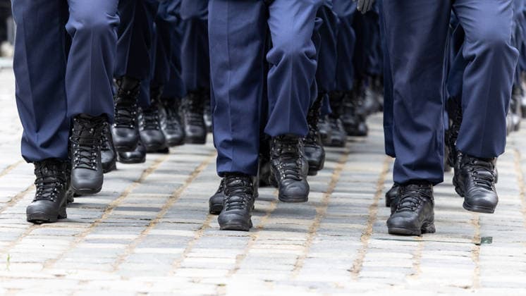 Öffentliches Gelöbnis der Bundeswehr auf dem Sebalder Platz, Nürnberg, 13.05.2026 Detailaufnahme marschierender Soldaten des Luftwaffenausbildungsbataillons Germersheim in schwarzen Stiefeln und blauem Dienstanzug auf Kopfsteinpflaster. Symbolfoto für Bundeswehr, Ausbildung und militärischen Dienst. Nürnberg Altstadt - Saint Sebald Bayern Deutschland