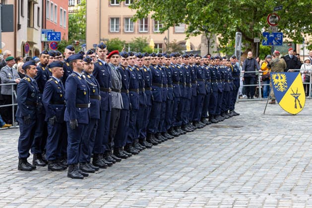 Öffentliches Gelöbnis der Bundeswehr auf dem Sebalder Platz, Nürnberg, 13.05.2026 Rund 120 Rekrutinnen und Rekruten des Luftwaffenausbildungsbataillons Germersheim leisten auf dem Sebalder Platz ihr Feierliches Gelöbnis (Freiwillig Wehrdienstleistende) bzw. ihren Diensteid (Zeitsoldaten). Oberbürgermeister Marcus König hält die Gelöbnisrede vor zahlreichen zivilen und militärischen Gästen. Nürnberg Altstadt - Saint Sebald Bayern Deutschland