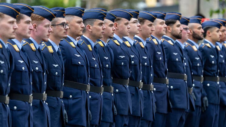 Öffentliches Gelöbnis der Bundeswehr auf dem Sebalder Platz, Nürnberg, 13.05.2026 Rekruten des Luftwaffenausbildungsbataillons Germersheim stehen in Reihe angetreten. Die jungen Soldaten tragen den blauen Dienstanzug der Luftwaffe mit Schulterstücken, Hoheitsabzeichen und Koppel. Nürnberg Altstadt - Saint Sebald Bayern Deutschland