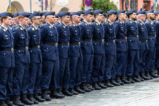 Öffentliches Gelöbnis der Bundeswehr auf dem Sebalder Platz, Nürnberg, 13.05.2026 Rekruten des Luftwaffenausbildungsbataillons Germersheim stehen in mehreren Reihen angetreten auf dem Sebalder Platz. Die Gesamtformation zeigt die Breite des Verbandes im blauen Dienstanzug der Luftwaffe. Nürnberg Altstadt - Saint Sebald Bayern Deutschland