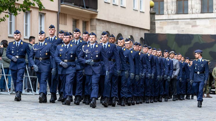 Öffentliches Gelöbnis der Bundeswehr auf dem Sebalder Platz, Nürnberg, 13.05.2026 Rund 120 Rekrutinnen und Rekruten des Luftwaffenausbildungsbataillons Germersheim leisten auf dem Sebalder Platz ihr Feierliches Gelöbnis (Freiwillig Wehrdienstleistende) bzw. ihren Diensteid (Zeitsoldaten). Oberbürgermeister Marcus König hält die Gelöbnisrede vor zahlreichen zivilen und militärischen Gästen. Nürnberg Altstadt - Saint Sebald Bayern Deutschland