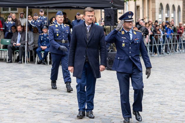 Öffentliches Gelöbnis der Bundeswehr auf dem Sebalder Platz, Nürnberg, 13.05.2026 Oberbürgermeister Marcus König und Oberstleutnant Christian Zerau, Kommandeur des Luftwaffenausbildungsbataillons Germersheim, schreiten gemeinsam die Front der angetretenen Soldaten ab. Nürnberg Bayern Deutschland