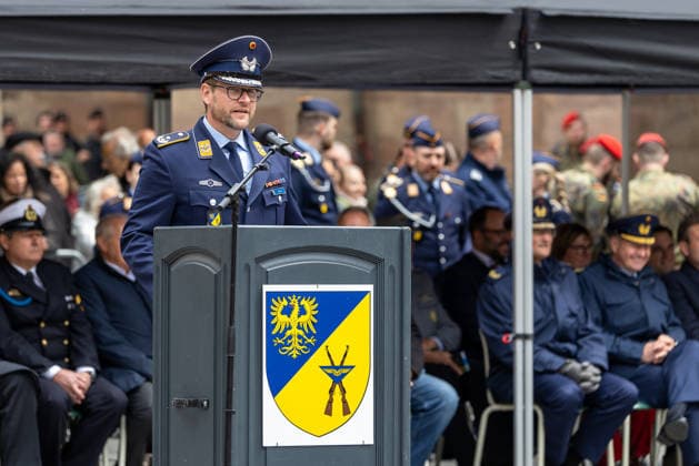 Öffentliches Gelöbnis der Bundeswehr auf dem Sebalder Platz, Nürnberg, 13.05.2026 Oberstleutnant Christian Zerau, Kommandeur des Luftwaffenausbildungsbataillons Germersheim, spricht am Rednerpult vor zahlreichen zivilen und militärischen Gästen. Am Pult das Verbandsabzeichen des Bataillons. Nürnberg Bayern Deutschland
