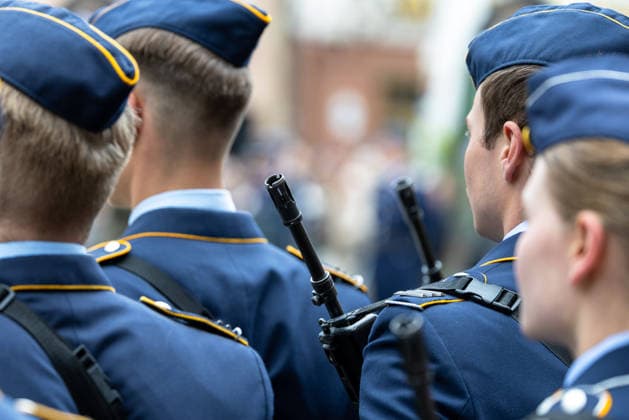 Öffentliches Gelöbnis der Bundeswehr auf dem Sebalder Platz, Nürnberg, 13.05.2026 Detailaufnahme von Soldatinnen und Soldaten der Ehrenformation der Luftwaffe mit geschultertem Gewehr in Dienstanzug. Symbolfoto für Bundeswehr, Ehrendienst und militärische Zeremonie. Nürnberg Bayern Deutschland