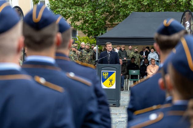 Öffentliches Gelöbnis der Bundeswehr auf dem Sebalder Platz, Nürnberg, 13.05.2026 Oberbürgermeister Marcus König spricht am Rednerpult vor den angetretenen Soldaten des Luftwaffenausbildungsbataillons Germersheim. Im Hintergrund zivile und militärische Gäste sowie Soldaten in Flecktarn. Nürnberg Altstadt - Saint Sebald Bayern Deutschland