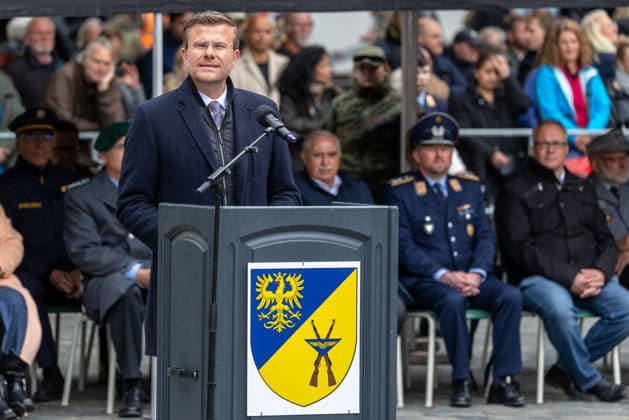 Öffentliches Gelöbnis der Bundeswehr auf dem Sebalder Platz, Nürnberg, 13.05.2026 Oberbürgermeister Marcus König spricht am Rednerpult vor militärischen und zivilen Gästen beim öffentlichen Gelöbnis der Bundeswehr. Nürnberg Altstadt - Saint Sebald Bayern Deutschland