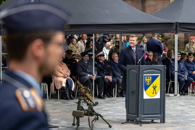 Öffentliches Gelöbnis der Bundeswehr auf dem Sebalder Platz, Nürnberg, 13.05.2026 Oberbürgermeister Marcus König spricht am Rednerpult beim öffentlichen Gelöbnis. Im Vordergrund ein Soldat der Ehrenformation, im Hintergrund zahlreiche zivile und militärische Gäste sowie ein aufgestelltes Maschinengewehr. Nürnberg Altstadt - Saint Sebald Bayern Deutschland