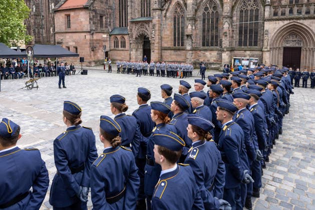 Öffentliches Gelöbnis der Bundeswehr auf dem Sebalder Platz, Nürnberg, 13.05.2026 Rund 120 Rekrutinnen und Rekruten des Luftwaffenausbildungsbataillons Germersheim leisten auf dem Sebalder Platz ihr Feierliches Gelöbnis (Freiwillig Wehrdienstleistende) bzw. ihren Diensteid (Zeitsoldaten). Oberbürgermeister Marcus König hält die Gelöbnisrede vor zahlreichen zivilen und militärischen Gästen. Nürnberg Bayern Deutschland