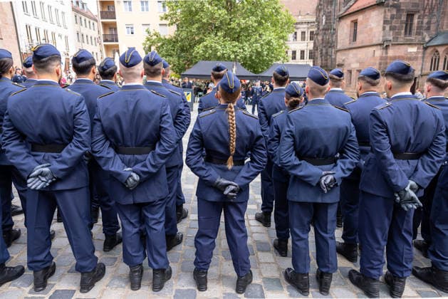 Öffentliches Gelöbnis der Bundeswehr auf dem Sebalder Platz, Nürnberg, 13.05.2026 Rekrutinnen und Rekruten des Luftwaffenausbildungsbataillons Germersheim stehen in Dienstanzug angetreten. Eine Soldatin mit Zopf ist inmitten der männlichen Kameraden gut erkennbar. Symbolfoto für Frauen in der Bundeswehr und Freiwilligen Wehrdienst. Nürnberg Bayern Deutschland