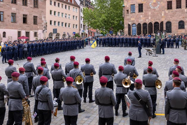 Öffentliches Gelöbnis der Bundeswehr auf dem Sebalder Platz, Nürnberg, 13.05.2026 Gesamtansicht des Sebalder Platzes während des Gelöbnisses: Im Vordergrund das Heeresmusikkorps Veitshöchheim, dahinter die angetretenen Rekruten des Luftwaffenausbildungsbataillons Germersheim mit Truppenfahne. Zahlreiche Zuschauer säumen den Platz. Nürnberg Bayern Deutschland
