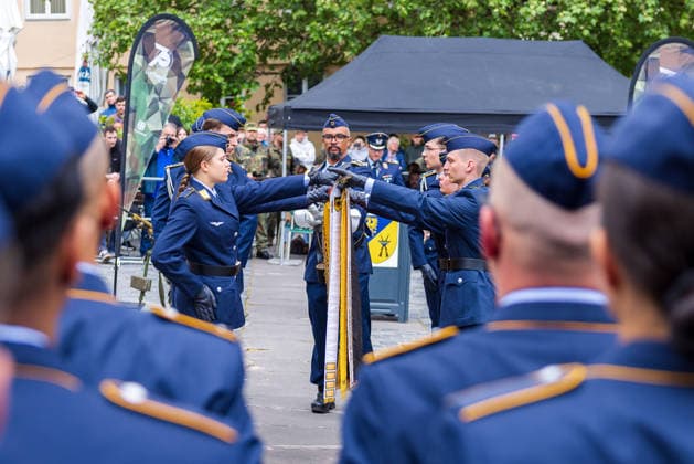 Öffentliches Gelöbnis der Bundeswehr auf dem Sebalder Platz, Nürnberg, 13.05.2026 Rekrutinnen und Rekruten der Luftwaffe berühren beim Feierlichen Gelöbnis die Truppenfahne. Der zentrale Moment der Zeremonie, bei dem Freiwillig Wehrdienstleistende ihr Gelöbnis und Zeitsoldaten ihren Diensteid ablegen. Nürnberg Altstadt - Saint Sebald Bayern Deutschland