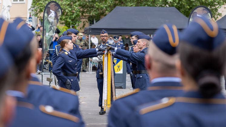 Öffentliches Gelöbnis der Bundeswehr auf dem Sebalder Platz, Nürnberg, 13.05.2026 Rekrutinnen und Rekruten des Luftwaffenausbildungsbataillons Germersheim berühren beim Feierlichen Gelöbnis die Truppenfahne mit Fahnenschleife. Der zentrale Moment der Zeremonie, bei dem Freiwillig Wehrdienstleistende ihr Gelöbnis und Zeitsoldaten ihren Diensteid ablegen. Nürnberg Altstadt - Saint Sebald Bayern Deutschland