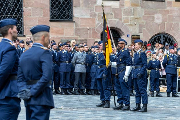 Öffentliches Gelöbnis der Bundeswehr auf dem Sebalder Platz, Nürnberg, 13.05.2026 Fahnenträger mit Truppenfahne und Bundesadler steht mit Begleitoffizieren nach dem Feierlichen Gelöbnis vor den angetretenen Rekruten und zahlreichen Zuschauern. Nürnberg Bayern Deutschland