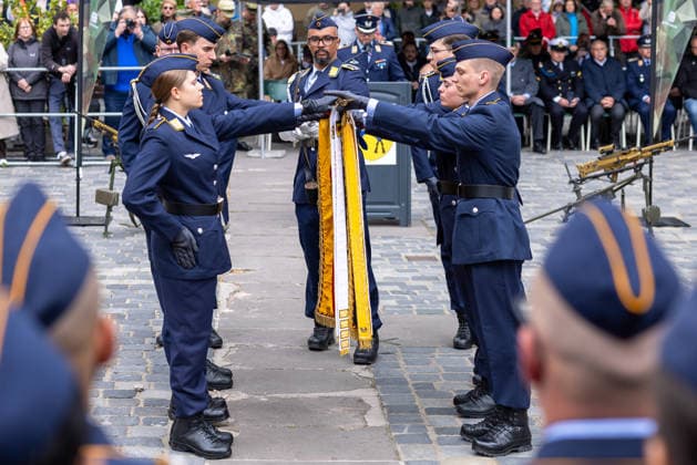 Öffentliches Gelöbnis der Bundeswehr auf dem Sebalder Platz, Nürnberg, 13.05.2026 Nahaufnahme des zentralen Moments: Rekrutinnen und Rekruten berühren gemeinsam die Truppenfahne mit Fahnenschleife beim Feierlichen Gelöbnis der Luftwaffe. Nürnberg Altstadt - Saint Sebald Bayern Deutschland