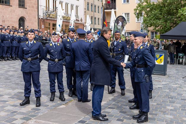 Öffentliches Gelöbnis der Bundeswehr auf dem Sebalder Platz, Nürnberg, 13.05.2026 Oberbürgermeister Marcus König beglückwünscht einen Rekruten des Luftwaffenausbildungsbataillons Germersheim mit Handschlag nach dem Feierlichen Gelöbnis an der Truppenfahne. Nürnberg Altstadt - Saint Sebald Bayern Deutschland