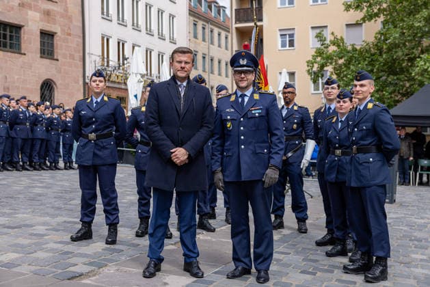 Öffentliches Gelöbnis der Bundeswehr auf dem Sebalder Platz, Nürnberg, 13.05.2026 Oberbürgermeister Marcus König und Oberstleutnant Christian Zerau, Kommandeur des Luftwaffenausbildungsbataillons Germersheim, stehen nach dem Feierlichen Gelöbnis vor den angetretenen Rekruten der Luftwaffe. Nürnberg Altstadt - Saint Sebald Bayern Deutschland