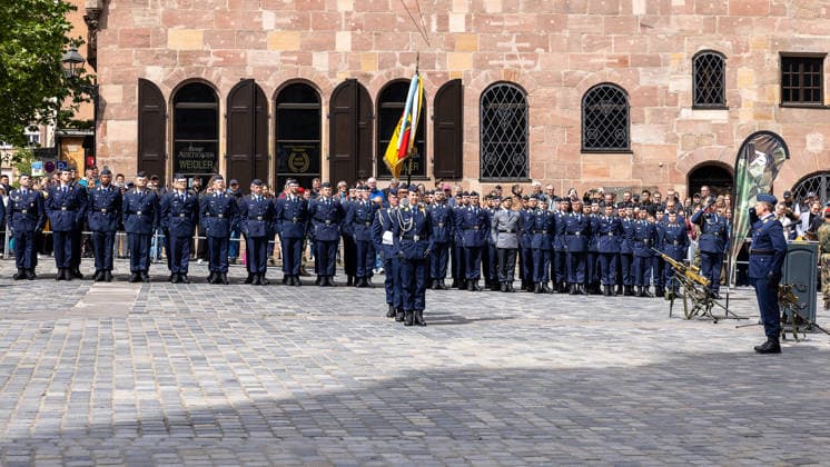 Öffentliches Gelöbnis der Bundeswehr auf dem Sebalder Platz, Nürnberg, 13.05.2026 Rund 120 Rekrutinnen und Rekruten des Luftwaffenausbildungsbataillons Germersheim leisten auf dem Sebalder Platz ihr Feierliches Gelöbnis (Freiwillig Wehrdienstleistende) bzw. ihren Diensteid (Zeitsoldaten). Oberbürgermeister Marcus König hält die Gelöbnisrede vor zahlreichen zivilen und militärischen Gästen. Nürnberg Altstadt - Saint Sebald Bayern Deutschland