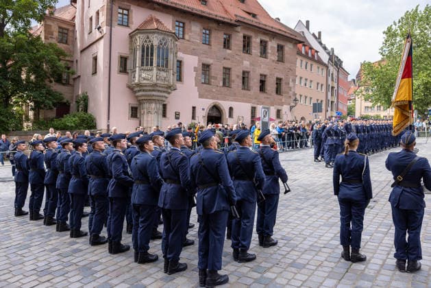 Öffentliches Gelöbnis der Bundeswehr auf dem Sebalder Platz, Nürnberg, 13.05.2026 Rund 120 Rekrutinnen und Rekruten des Luftwaffenausbildungsbataillons Germersheim leisten auf dem Sebalder Platz ihr Feierliches Gelöbnis (Freiwillig Wehrdienstleistende) bzw. ihren Diensteid (Zeitsoldaten). Oberbürgermeister Marcus König hält die Gelöbnisrede vor zahlreichen zivilen und militärischen Gästen. Nürnberg Altstadt - Saint Sebald Bayern Deutschland