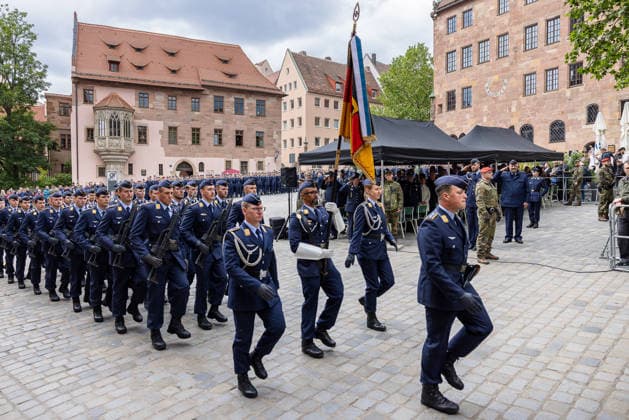 Öffentliches Gelöbnis der Bundeswehr auf dem Sebalder Platz, Nürnberg, 13.05.2026 Die Ehrenformation der Luftwaffe marschiert mit Truppenfahne und geschultertem Gewehr nach dem Feierlichen Gelöbnis aus. Offiziere und Gäste salutieren beim Vorbeimarsch. Nürnberg Altstadt - Saint Sebald Bayern Deutschland