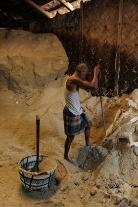 Workers chipping away at salt at the local raw salt refineries industry to transport to Majhir Ghat to distributed across the country, highlighting the riverside hubÃ¢â‚¬â ¢s vital role in BangladeshÃ¢â‚¬â ¢s food supply chain. on May 13, 2026 in Chattogram, Bangladesh. Chattogram USA - ZUMAe321 20260513_zia_e321_010 Copyright: xMdxRafayatxHaquexKhanx