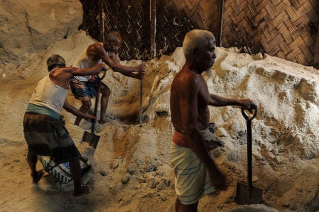 Workers chipping away at salt at the local raw salt refineries industry to transport to Majhir Ghat to distributed across the country, highlighting the riverside hubÃ¢â‚¬â ¢s vital role in BangladeshÃ¢â‚¬â ¢s food supply chain. on May 13, 2026 in Chattogram, Bangladesh. Chattogram USA - ZUMAe321 20260513_zia_e321_012 Copyright: xMdxRafayatxHaquexKhanx