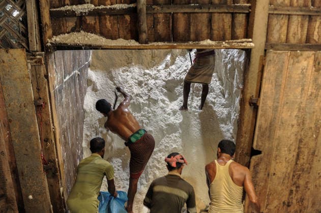 Workers chipping away at salt at the local raw salt refineries industry to transport to Majhir Ghat to distributed across the country, highlighting the riverside hubÃ¢â‚¬â ¢s vital role in BangladeshÃ¢â‚¬â ¢s food supply chain. on May 13, 2026 in Chattogram, Bangladesh. Chattogram USA - ZUMAe321 20260513_zia_e321_013 Copyright: xMdxRafayatxHaquexKhanx