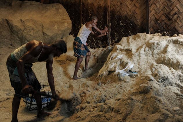 Workers chipping away at salt at the local raw salt refineries industry to transport to Majhir Ghat to distributed across the country, highlighting the riverside hubÃ¢â‚¬â ¢s vital role in BangladeshÃ¢â‚¬â ¢s food supply chain. on May 13, 2026 in Chattogram, Bangladesh. Chattogram USA  - ZUMAe321 20260513_zia_e321_011 Copyright: xMdxRafayatxHaquexKhanx