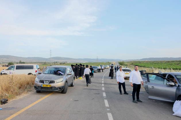 Haredi Men Harvest Wheat West Bank Haredi Jewish men stand beside parked vehicles along a road near wheat fields in Mevo Horon, occupied West Bank, on May 13, 2026, during the manual wheat harvest for the production of Matzah Shmura for the following year™s Passover holiday. Participants gathered in the agricultural area as wheat harvesting activities continued nearby. Mevo Horon West Bank Palestinian Territories Copyright: xSimonxBenix