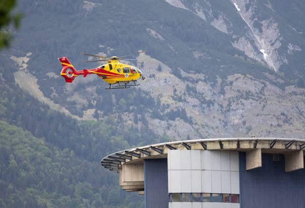 13.05.2026 Rettungshubschrauber Gallus 2 beim Landeanflug der Klinik Innsbruck, Tirol, Österreich Hubschrauber landet auf dem Dach der Tirol Kliniken, Notarzthubschrauber beim Landeanflug zum Landeskrankenhaus Innsbruck, Notarzt-Hubschrauber landet am Dach der Universitätsklinik, Uni-Klinik, Flugrettung, Luftrettung, Rettungseinsatz, Helicopter, Rettung, Ambulance, Rettungsdienst in Tirol, Bergrettungsdienst Österreich