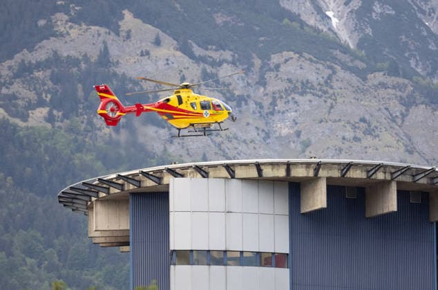 13.05.2026 Rettungshubschrauber Gallus 2 beim Landeanflug der Klinik Innsbruck, Tirol, Österreich Hubschrauber landet auf dem Dach der Tirol Kliniken, Notarzthubschrauber beim Landeanflug zum Landeskrankenhaus Innsbruck, Notarzt-Hubschrauber landet am Dach der Universitätsklinik, Uni-Klinik, Flugrettung, Luftrettung, Rettungseinsatz, Helicopter, Rettung, Ambulance, Rettungsdienst in Tirol, Bergrettungsdienst Österreich