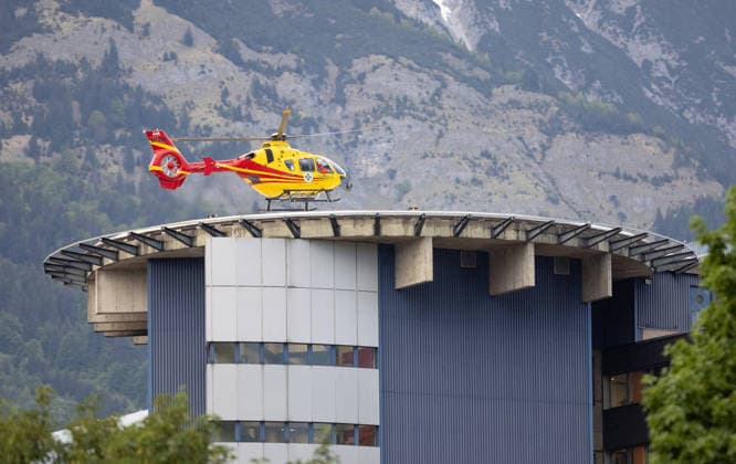 13.05.2026 Rettungshubschrauber Gallus 2 beim Landeanflug der Klinik Innsbruck, Tirol, Österreich Hubschrauber landet auf dem Dach der Tirol Kliniken, Notarzthubschrauber beim Landeanflug zum Landeskrankenhaus Innsbruck, Notarzt-Hubschrauber landet am Dach der Universitätsklinik, Uni-Klinik, Flugrettung, Luftrettung, Rettungseinsatz, Helicopter, Rettung, Ambulance, Rettungsdienst in Tirol, Bergrettungsdienst Österreich