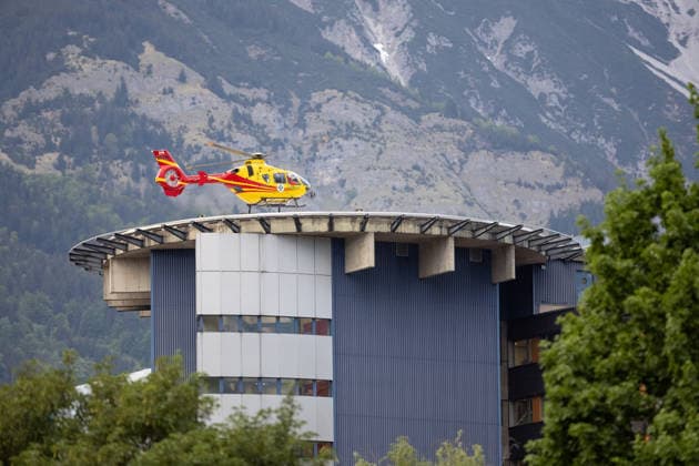 13.05.2026 Rettungshubschrauber Gallus 2 beim Landeanflug der Klinik Innsbruck, Tirol, Österreich Hubschrauber landet auf dem Dach der Tirol Kliniken, Notarzthubschrauber beim Landeanflug zum Landeskrankenhaus Innsbruck, Notarzt-Hubschrauber landet am Dach der Universitätsklinik, Uni-Klinik, Flugrettung, Luftrettung, Rettungseinsatz, Helicopter, Rettung, Ambulance, Rettungsdienst in Tirol, Bergrettungsdienst Österreich