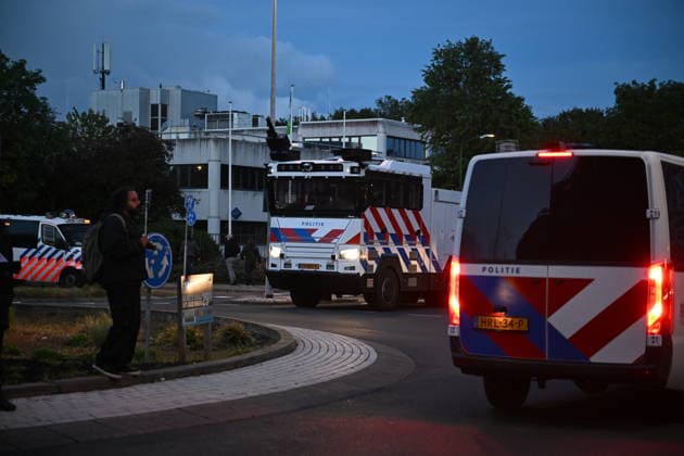 Violent Protest at Asylum Shelter in Loosdrecht LOOSDRECHT, NETHERLANDS - MAY 13: Police officers and emergency services respond after a protest outside a temporary asylum shelter turned violent, leading to several arrests after demonstrators reportedly set fires and launched projectiles near the facility in Loosdrecht, Netherlands, on May 13, 2026. Mouneb Taim Anadolu Loosdrecht Netherlands. Editorial use only. Please get in touch for any other usage.  Copyright: x2026xAnadoluxMounebxTaimx
