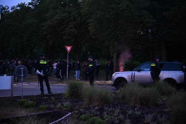Violent Protest at Asylum Shelter in Loosdrecht LOOSDRECHT, NETHERLANDS - MAY 13: Police officers and emergency services respond after a protest outside a temporary asylum shelter turned violent, leading to several arrests after demonstrators reportedly set fires and launched projectiles near the facility in Loosdrecht, Netherlands, on May 13, 2026. Mouneb Taim Anadolu Loosdrecht Netherlands. Editorial use only. Please get in touch for any other usage.  Copyright: x2026xAnadoluxMounebxTaimx
