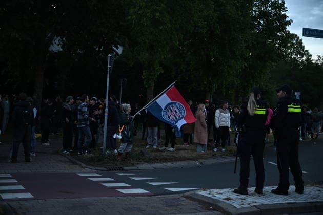 Violent Protest at Asylum Shelter in Loosdrecht LOOSDRECHT, NETHERLANDS - MAY 13: Police officers and emergency services respond after a protest outside a temporary asylum shelter turned violent, leading to several arrests after demonstrators reportedly set fires and launched projectiles near the facility in Loosdrecht, Netherlands, on May 13, 2026. Mouneb Taim Anadolu Loosdrecht Netherlands. Editorial use only. Please get in touch for any other usage.  Copyright: x2026xAnadoluxMounebxTaimx