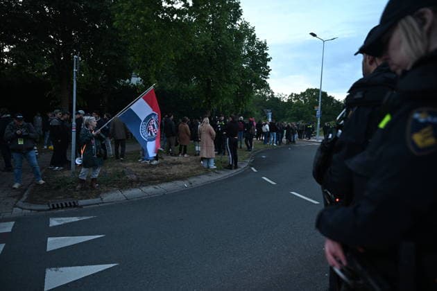Violent Protest at Asylum Shelter in Loosdrecht LOOSDRECHT, NETHERLANDS - MAY 13: Police officers and emergency services respond after a protest outside a temporary asylum shelter turned violent, leading to several arrests after demonstrators reportedly set fires and launched projectiles near the facility in Loosdrecht, Netherlands, on May 13, 2026. Mouneb Taim Anadolu Loosdrecht Netherlands. Editorial use only. Please get in touch for any other usage.  Copyright: x2026xAnadoluxMounebxTaimx