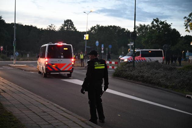 Violent Protest at Asylum Shelter in Loosdrecht LOOSDRECHT, NETHERLANDS - MAY 13: Police officers and emergency services respond after a protest outside a temporary asylum shelter turned violent, leading to several arrests after demonstrators reportedly set fires and launched projectiles near the facility in Loosdrecht, Netherlands, on May 13, 2026. Mouneb Taim Anadolu Loosdrecht Netherlands. Editorial use only. Please get in touch for any other usage.  Copyright: x2026xAnadoluxMounebxTaimx