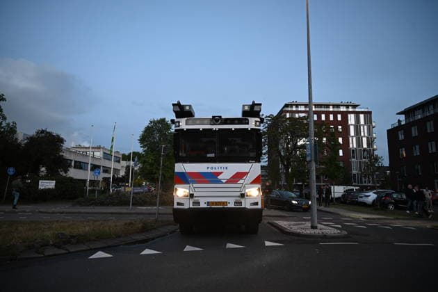 Violent Protest at Asylum Shelter in Loosdrecht LOOSDRECHT, NETHERLANDS - MAY 13: Police officers and emergency services respond after a protest outside a temporary asylum shelter turned violent, leading to several arrests after demonstrators reportedly set fires and launched projectiles near the facility in Loosdrecht, Netherlands, on May 13, 2026. Mouneb Taim Anadolu Loosdrecht Netherlands. Editorial use only. Please get in touch for any other usage.  Copyright: x2026xAnadoluxMounebxTaimx