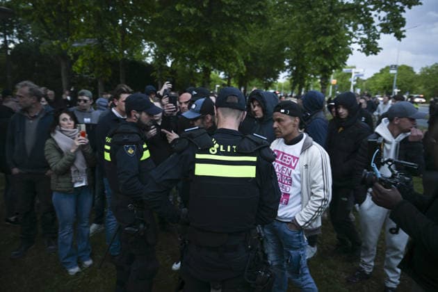 Violent Protest at Asylum Shelter in Loosdrecht LOOSDRECHT, NETHERLANDS - MAY 13: Police officers and emergency services respond after a protest outside a temporary asylum shelter turned violent, leading to several arrests after demonstrators reportedly set fires and launched projectiles near the facility in Loosdrecht, Netherlands, on May 13, 2026. Mouneb Taim Anadolu Loosdrecht Netherlands. Editorial use only. Please get in touch for any other usage.  Copyright: x2026xAnadoluxMounebxTaimx