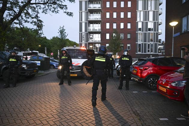Violent Protest at Asylum Shelter in Loosdrecht LOOSDRECHT, NETHERLANDS - MAY 13: Police officers and emergency services respond after a protest outside a temporary asylum shelter turned violent, leading to several arrests after demonstrators reportedly set fires and launched projectiles near the facility in Loosdrecht, Netherlands, on May 13, 2026. Mouneb Taim Anadolu Loosdrecht Netherlands. Editorial use only. Please get in touch for any other usage.  Copyright: x2026xAnadoluxMounebxTaimx